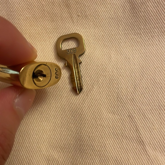 Louis Vuitton Key Lock - Picture 3 of 5